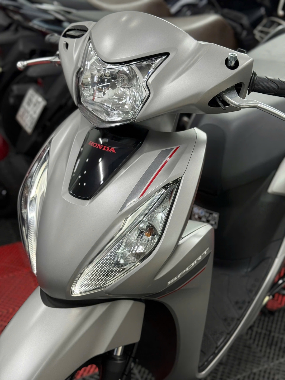 HONDA VISION 2026 BẠC NHÁM 2000KM 50AD-89649