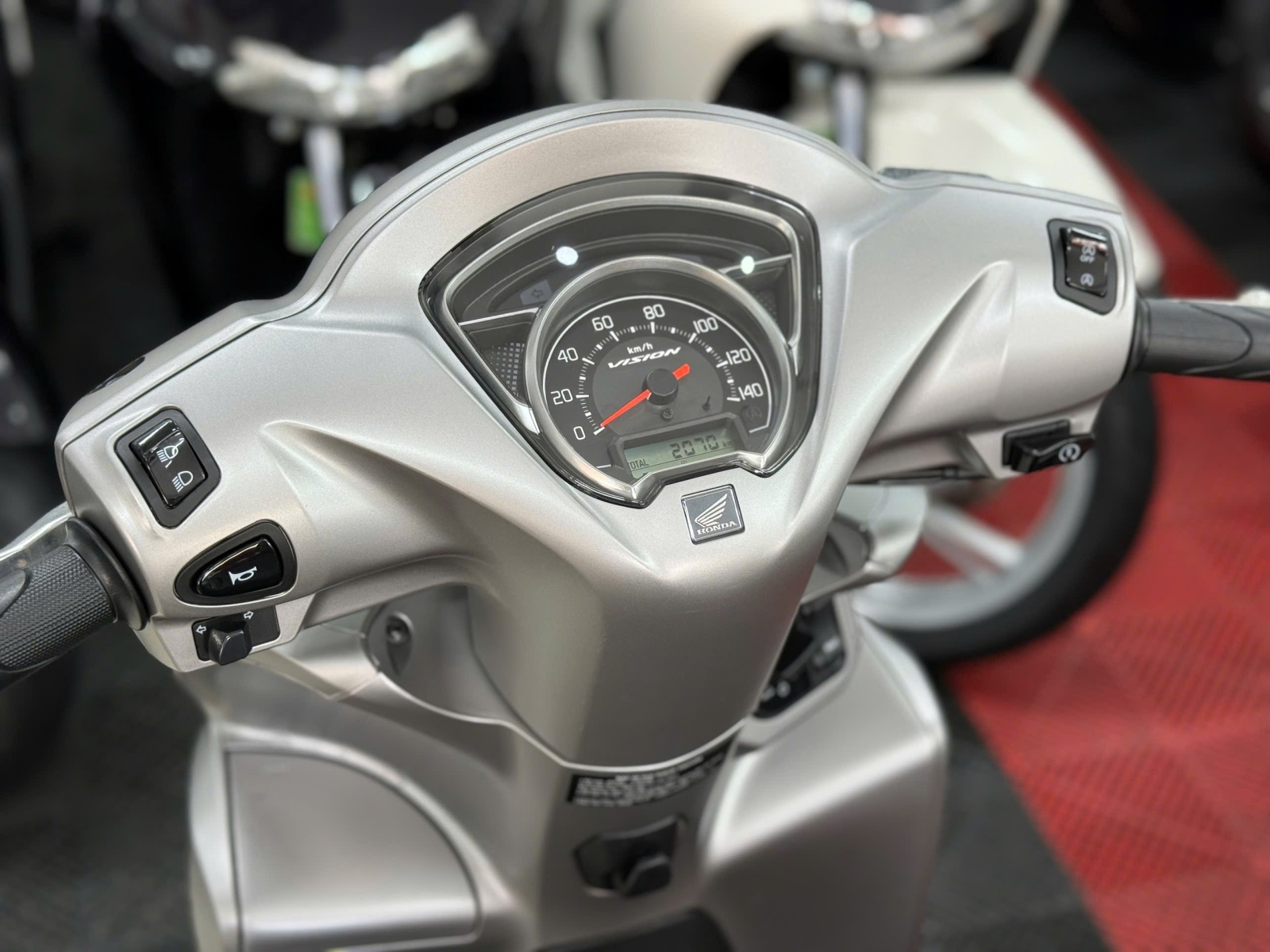 HONDA VISION 2026 BẠC NHÁM 2000KM 50AD-89649