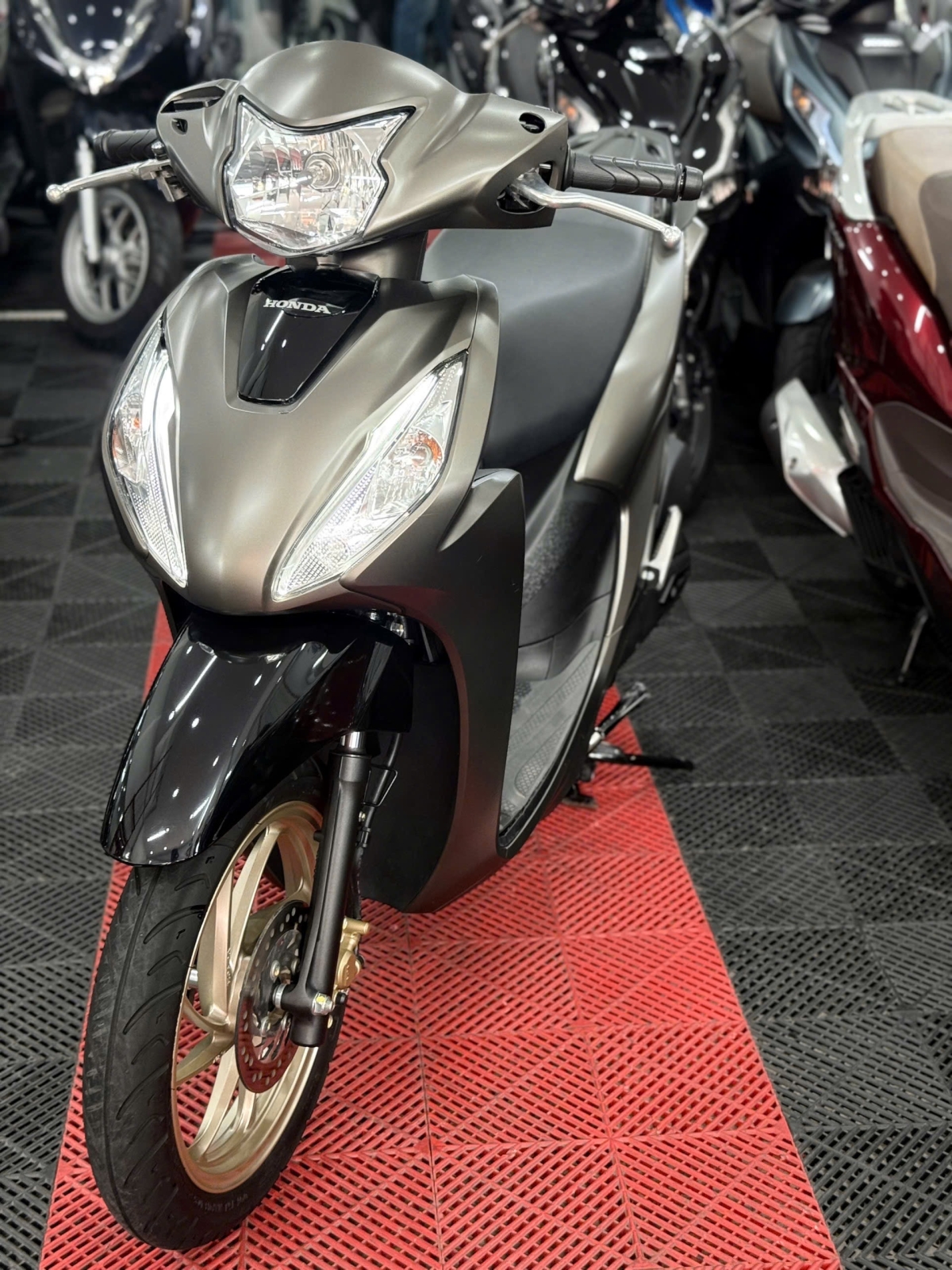 HONDA VISION 2025 SMK NÂU MÂM ĐỒNG 50AD-21833